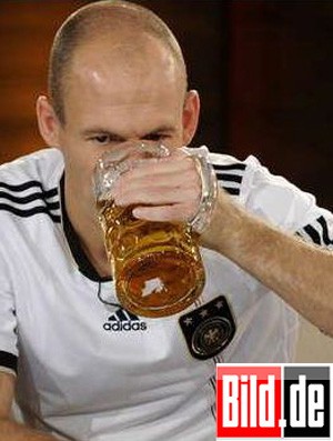 robben bebe cerveja (Foto: Reprodução / Bild.de)