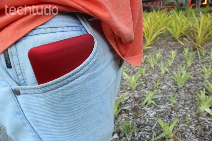 O tamanho do Zenfone 6, apesar de útil para algumas funções, nem sempre é favorável (Foto: Lucas Mendes/TechTudo) O tamanho do Zenfone 6, apesar de útil para algumas funções, nem sempre é favorável (Foto: Lucas Mendes/TechTudo)