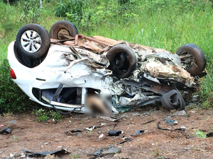 As três pessoas que estavam em carro de passeio morreram (Foto: Assessoria/ PRF-MT)
