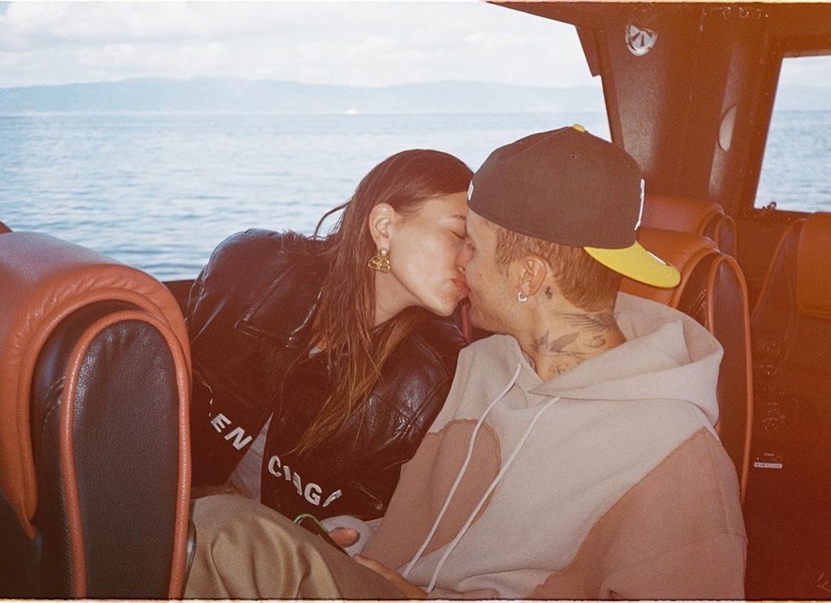 Hailey e Justin Bieber tem momento romântico durante turnê do cantor na Europa (Foto: Rory)