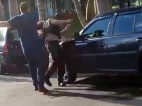 Homem agrediu segurança de clube de Três Corações, MG, neste sábado (17); na imagem, momento em que ele dá um soco no rosto da vítima de 23 anos (Foto: Reprodução/Redes Sociais) Homem agrediu segurança de clube de Três Corações, MG, neste sábado (17); na imagem, momento em que ele dá um soco no rosto da vítima de 23 anos (Foto: Reprodução/Redes Sociais)