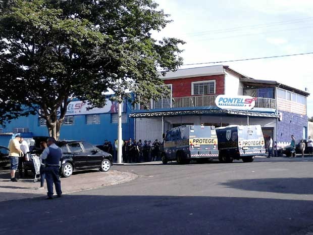 Quadrilha leva dinheiro de carro forte e armas de vigilantes em assalto caixa1 Quadrilha leva dinheiro de carro forte e armas de vigilantes em assalto