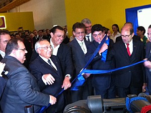 Ministro do Turismo, Gastão Vieira, corta faixa de inauguração da feira em SP (Foto: Flávia Mantovani/G1)