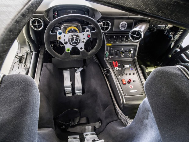 SLS AMG GT3 ‘45th Anniversary’ tem interior de carro de corrida (Foto: Divulgação)