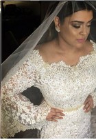 Vestido de noiva de Preta Gil tem 50 mil pérolas e renda chantilly francesa
