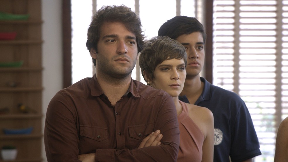 Tiago e filhos de Helô não gostam da 'visita' de Tião (Foto: TV Globo)