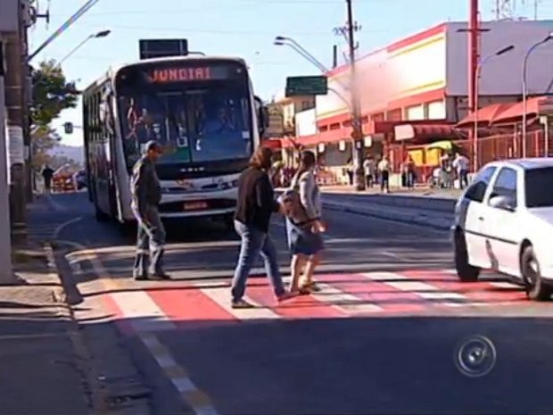 Dar passagem para os pedestres é um gesto de gentileza (Foto: Reprodução/TV TEM)
