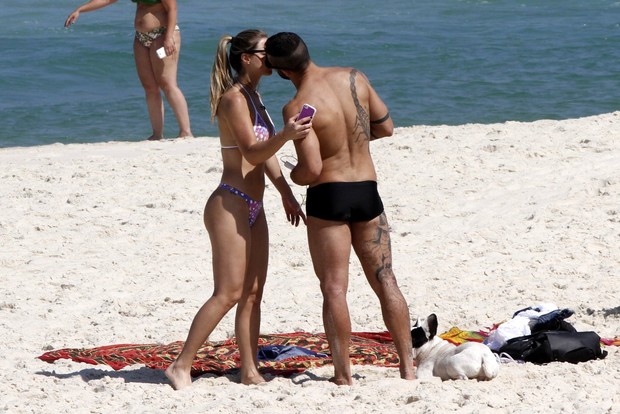 Yuri curte praia com a namorada em clima de romance (Foto: Marcos Ferreira / photo rio news)