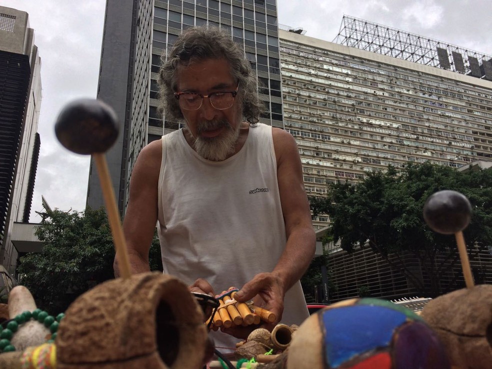 Chileno Gige está há 40 anos trabalhando com artesanato no Brasil (Foto: Will Soares/G1)