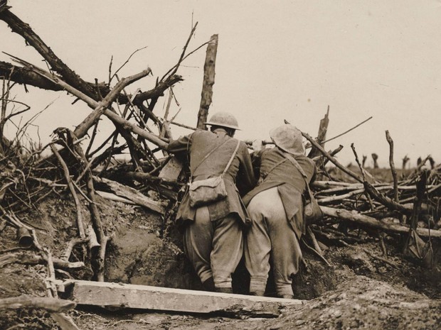 Soldados observam disparos da artilharia durante a Batalha do Somme, em 1916 (Foto: Reuters/Archive of Modern Conflict London)