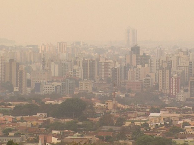 Baixa umidade e poluição contribuíram para afetar a paisagem em Ribeirão Preto, SP (Foto: Reprodução/EPTV)