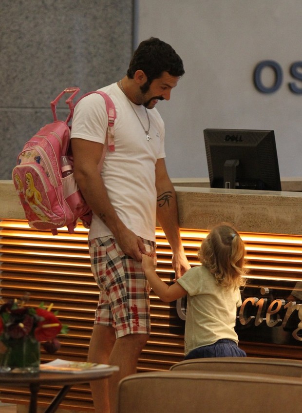 Iran Malfitano passeia no shopping com a filha Laura (Foto: Henrique Oliveira / Agnews)