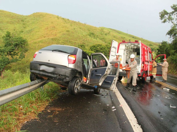 Carro invadiu barra de ferro que é fixada na curva da rodovia (Foto: Divulgação/Gilmar Sana)