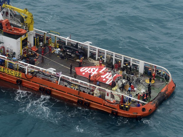 Parte da cauda do avião da AirAsia foi retirada do Mar de Java (Foto: AP Photo/Prasetyo Utomo)