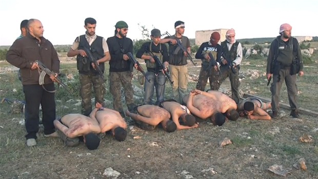Jornal mostra vídeo de execução de soldados por rebeldes na Síria Syria_rebels_brutality