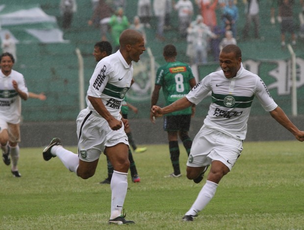 Alex comemora primeiro gol no retorno ao Coritiba com Julio César (Foto: Raphael Brauhardt / Site Oficial do Coritiba)