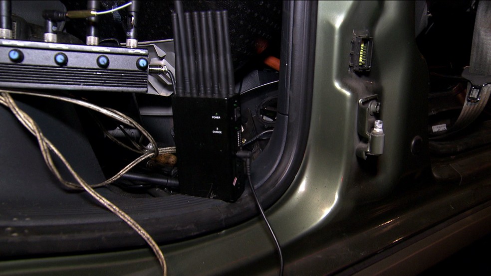 Aparelho 'capetinha' bloqueia sinais de celulares (Foto: Reprodução/TV Globo)