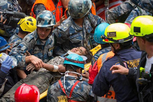 Jovem Resgatado Ap S Dias Do Terremoto No Nepal Poca Neg Cios