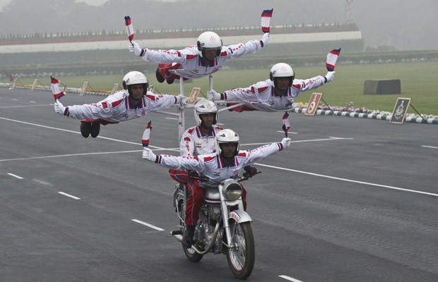 Soldados parecem 'voar' em suporte de motocicleta durante desfile miltar em Nova Deli, na Índia (Foto: Prakash Singh/AFP)