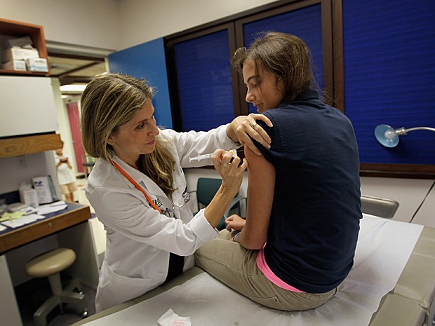 HPV vacina (Foto: JOE RAEDLE/GETTY IMAGES NORTH AMERICA/ARQUIVO AFP)