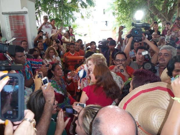 Ministra Marta Suplicy segura um chocalho no meio da roda de carimbó (Foto: Ingrid Bico/G1)