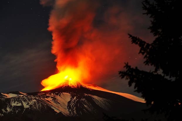 Erupção do Etna é vista de Acireale, na Itália (Foto: Carmelo Imbesi/AP)