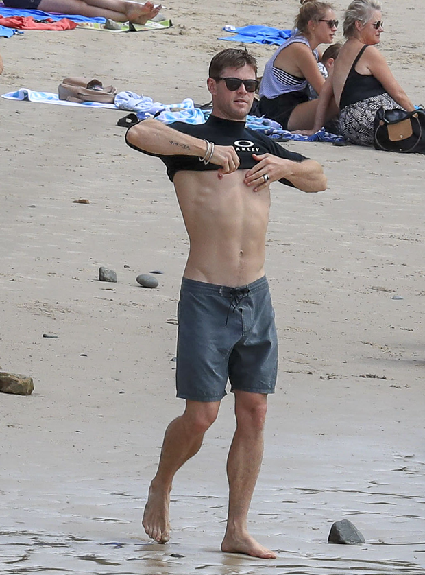 Chris Hemsworth exibe corpo musculoso em dia de praia na Austrália