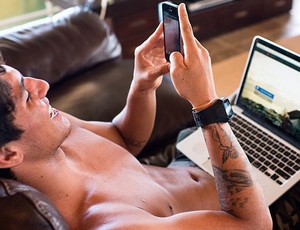 Gabriel com o celular e o computador: passatempos quando não está no mar (Foto: Reprodução/Instagram)