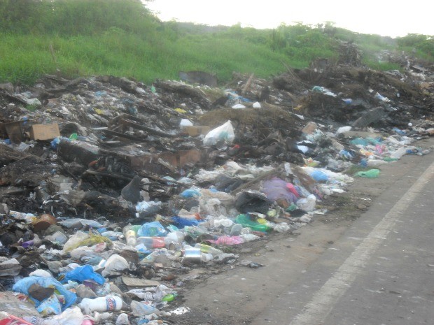 De acordo com Vereador de Anori, cerca de 18 toneladas de lixo são despejadas diariamente ao longo de 800 metros de estrada (Foto: Marinaldo Matos / TV Amazonas)