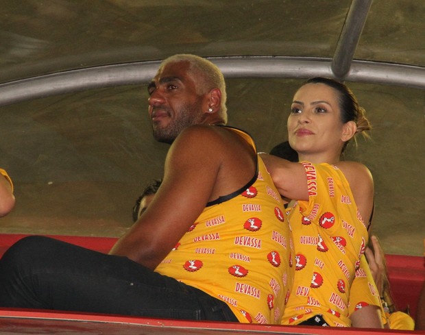 Cleo Pires curte desfile com o Figurinista da Globo Raphael Brick (Foto: Cleomir Tavares) Cleo Pires curte desfile com o Figurinista da Globo Raphael Brick (Foto: Cleomir Tavares)