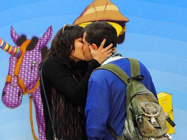 Rodinei e Liara em clima de romance na viagem para São Paulo (Foto: Cheias de Charme/TV Globo)