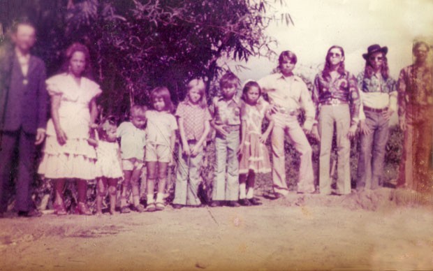 Foto do início dos anos 70 mostra Jucélio (a 5ª criança da esquerda para a direita) com os pais e os irmãos (Foto: Arquivo pessoal)