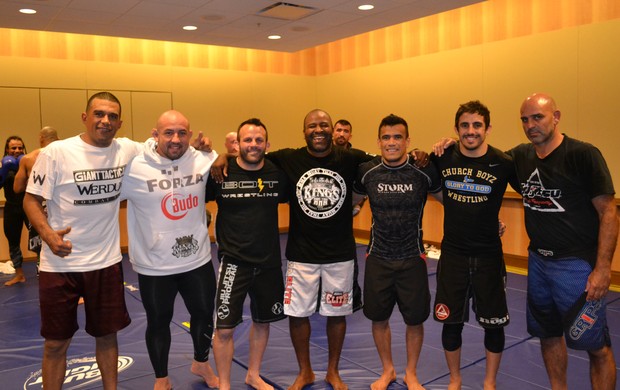 Treinadores Werdum e Rafael dos Anjos (Foto: Ivan Raupp)