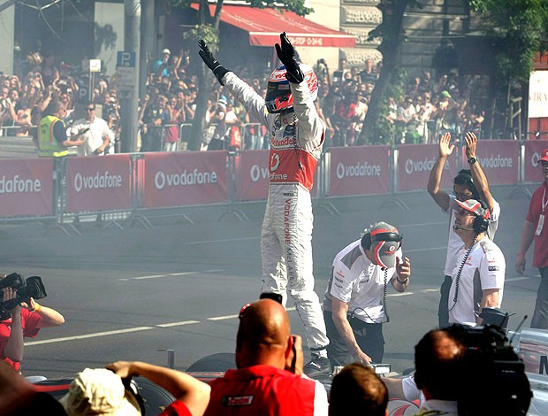 Button durante exibição da McLaren na Hungria (Foto: AFP) Button durante exibição da McLaren na Hungria (Foto: AFP)