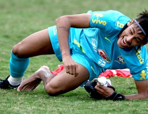 neymar brasil treino sem chuteira (Foto: Mowa Press)