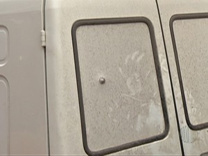 Carro ficou com marcas de bala (Foto: Reprodução/TV Diário)