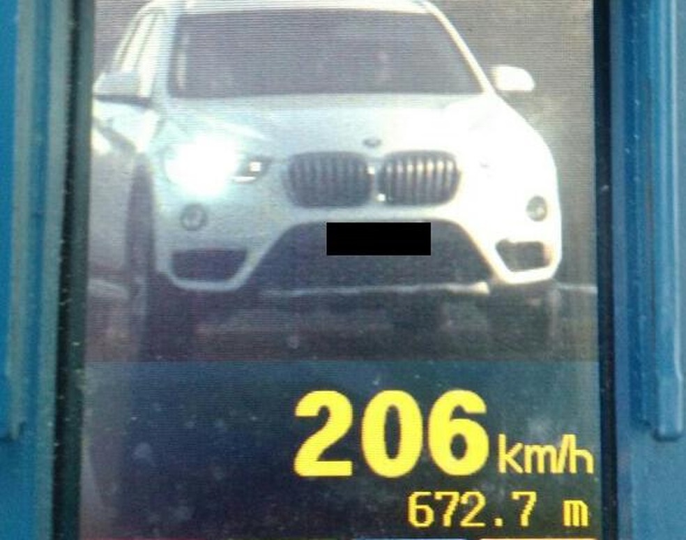 Carro se desloca com o dobro da velocidade permitida em rodovias federais (Foto: Polícia Rodoviária Federal/ Divulgação)