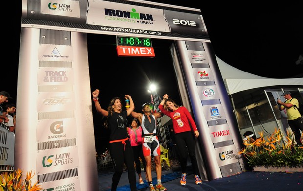 Cecílio Barbosa com a família no pódio do Ironman, em 2008 (Foto: Cedida/Arquivo Pessoal) Cecílio Barbosa com a família no pódio do Ironman, em 2008 (Foto: Cedida/Arquivo Pessoal)