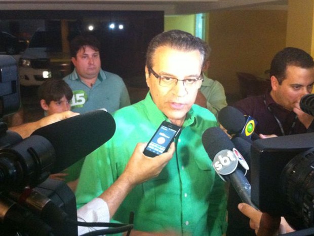 Henrique Eduardo Alves, candidato do PMDB, concede entrevista após confiramção de da Vitória de Robinson Faria, PSD (Foto: Felipe Gibson/G1)