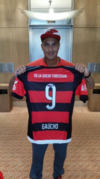 Guerrero segura a 9 de Gáucho (Foto: Divulgação Flamengo.com.br)