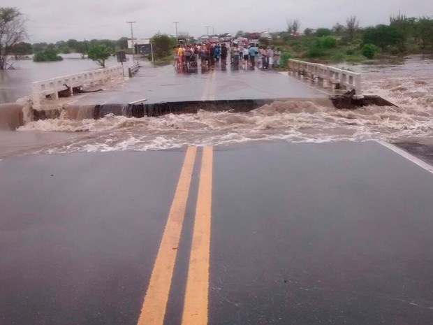 Ponte que dá acesso à cidade, na BR-324, cedeu após as chuvas (Foto: Walfredo Júnior / Prefeitura de Riachão do Jacuípe)