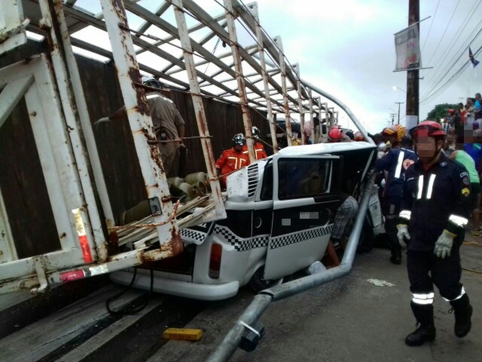 Carreta tombou em cima de Kombi por volta das 15h deste sábado (6) (Foto: Polícia Rodoviária Federal/Divulgação)