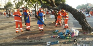 1,2 mil garis trabalham para limpar Copacabana após festa de réveillon (Divulgação/ Comlurb)