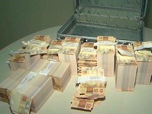 Meio milhão de reais em notas falsas foram encontrados com homem em Vitória da Conquista, Bahia (Foto: Reprodução/ TV Sudoeste)
