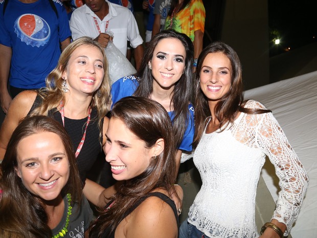 Tatá Werneck com fãs no Festival de Verão de Salvador, na Bahia (Foto: Fred Pontes/ Foto Rio News)