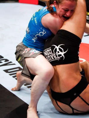Ronda Rousey aplica chave de braço em Sarah Kaufman pelo Strikeforce (Foto: Divulgação/ Strikeforce)