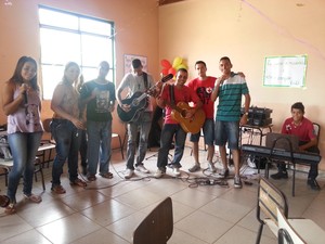 Música auxilia jovens católicos a adorar a Deus. (Foto: Nicole Melhado/G1)