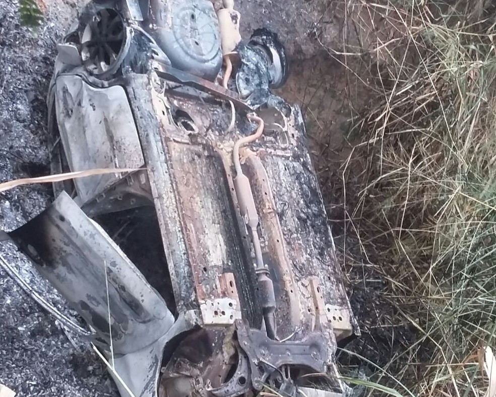 Carro pegou fogo após o acidente (Foto: Polícia Rodoviária Federal/Divulgação)