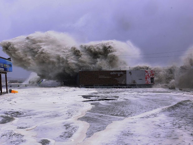 Ondas gigantes formadas pelo tufão Sanba atingem a costa de Yesou, na Coreia do Sul, nesta segunda-feira (17). Voos foram cancelados, e diversos serviçoes precisaram ser interrompidos na área devido a força do vento e às fortes chuvas. (Foto: Hyong Min-woo/Yonhap/Reuters)