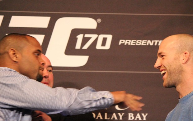 encarada Daniel Cormier x Pat Cummins UFC 170 (Foto: Evelyn Rodrigues)